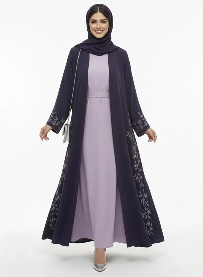 عبايات لمحة عباية باللون البنفسجي الداكن بزخارف